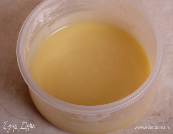 Тщательно перемешиваем до однородной массы. Переливаем ганаш в кондитерский мешок с круглой насадкой и охлаждаем в холодильнике 3–5 часов.