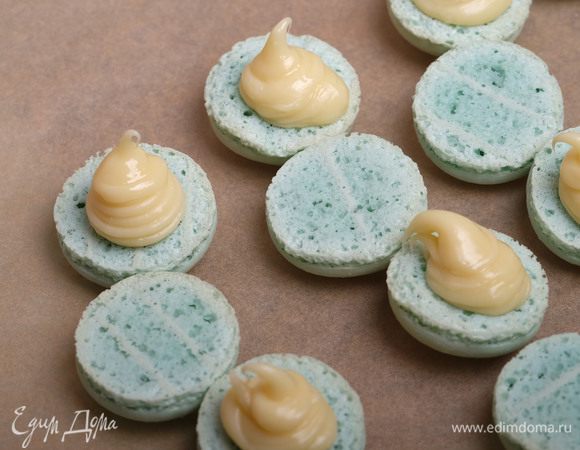 Собираем макарон. Раскладываем половинки по размеру. На одну половинку наносим немного ганаша.