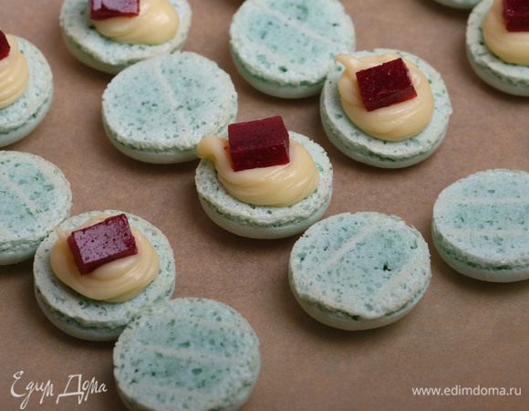 Сверху укладываем по мармеладному кубику.