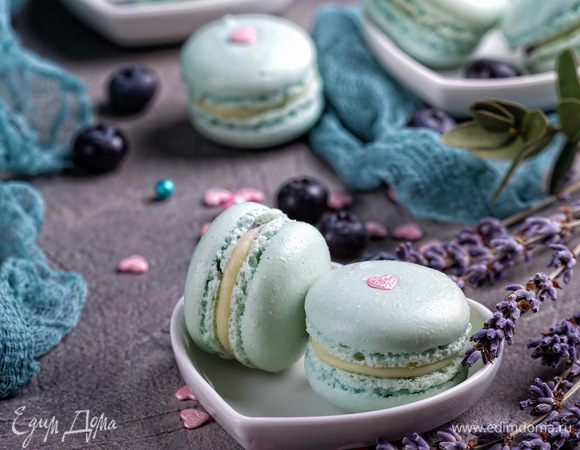 Макарон должны минимум сутки простоять в холодильнике, а подавать их надо, выдержав 20 — 30 минут при комнатной температуре.