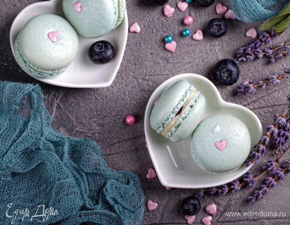 Почему могут не получиться макарон? 1. Неподходящий инвентарь или его отсутствие. Важно все — начиная от элементарной спатулы, заканчивая миксером. Если у вашей спатулы нежесткие ребра, вы не сможете хорошо смешать белки с мукой. Если термометр врет или его просто нет, значит, не будет правильного сиропа, и меренга не получится. Если коврик не подходит для выпечки макарон, то они у вас либо приклеятся так, что не отдерешь, либо «выдадут» некрасивые неаккуратные «юбки». Миксер тоже важен, конечно. После покупки стационарного KitchenAid качество и внешний вид моих макарон гораздо улучшились,что уж тут говорить. 2. Качество продуктов. Одно время у меня совсем не получались макарон, пока я полностью не поменяла производителей продуктов. Про миндальную муку, сахарную пудру и др. продукты я писала выше. 3. Ваша духовка. Ваша духовка — это миникосмический аппарат, который вы должны исследовать. Некоторые «жарят» сильнее сверху, некоторые снизу, некоторые безбожно врут с температурой (кстати, я приобрела термометр для духовки и теперь без него просто никуда), у некоторых конвекция такая, что макароны буквально «сносит» потоком воздуха. Поэтому, обязательно нужно знать «тараканы» своей духовки и к ним приспособиться. Некоторые даже пекут макарон в газовых духовках, что для меня что-то запредельное. 4. Технология. Исходя из всех перечисленных пунктов, технологию, которую описывают в рецептах, нужно подстраивать «под себя». Даже в рецепте, который я написала выше, везде оговорки. В общем, нужно тренироваться! Не расстраиваться сильно, если макарон не получились — просто учтите свои «ошибки» и в следующий раз выберите другую температуру и др. параметры.