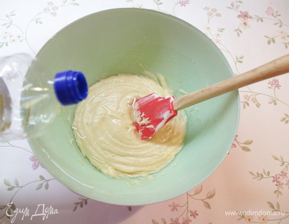 Добавить в тесто 2,5 ст. л. растительного масла, перемешать. Выпекать вафли в разогретой и смазанной растительным маслом  вафельнице.