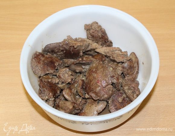 На растительном масле обжарить печень с двух сторон примерно 5 — 10 минут.