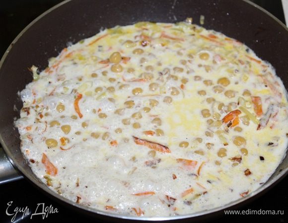 Обжарить лук, чеснок, морковь, влить сливки и потушить на небольшом огне пару минут.
В конце добавить заранее отваренный нут ТМ «Националь» и готовить, помешивая, еще немного.