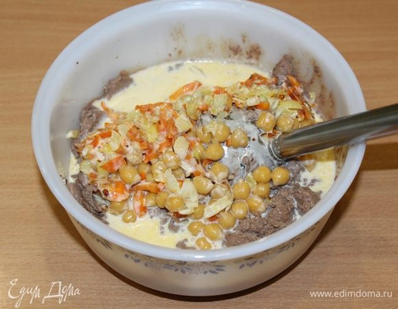 Добавить обжаренные овощи к печени, посолить, поперчить по вкусу.