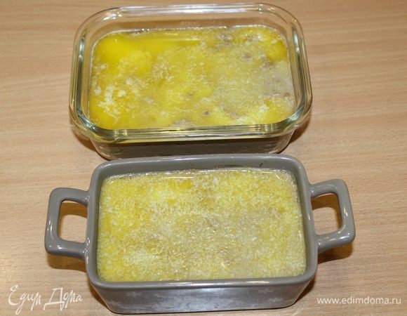 Полученную массу переложить в формочки, залить растопленным сливочным маслом.
Убрать паштет в холодильник на ночь.