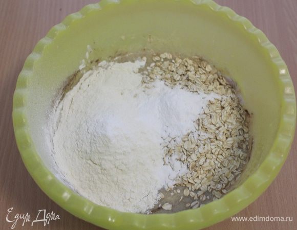 Всыпать овсяные хлопья ТМ «Националь», муку и разрыхлитель, перемешать.