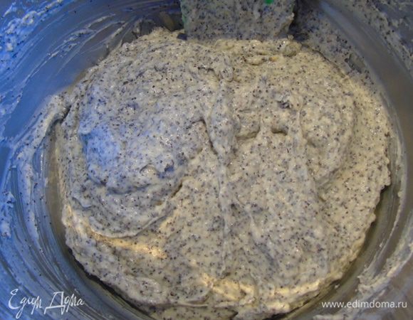 Всыпаем просеянную муку с разрыхлителем и снова перемешиваем.