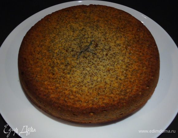 Выпекаем в разогретой до 180°С духовке 50 — 60 минут. Остужаем на решетке.