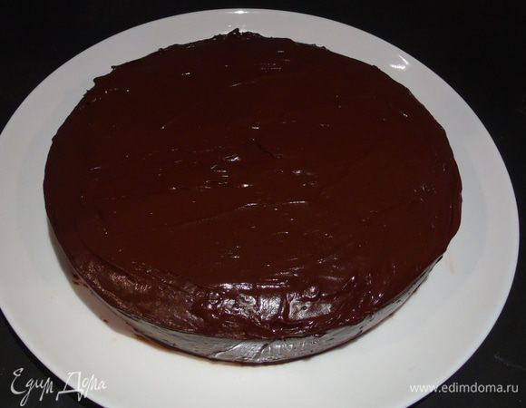 Покрываем глазурью, для этого растапливаем шоколад со сливками или же приготавливаем свою глазурь по любимому рецепту. 