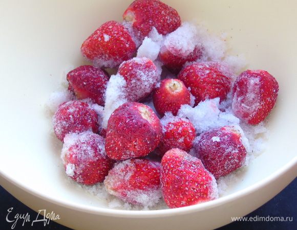 В сезон украшаем свежей клубникой и подаем. А я взяла замороженную, прямо со снегом)))) Слегка разморозила, залив холодной водой на 4 — 5 минут.