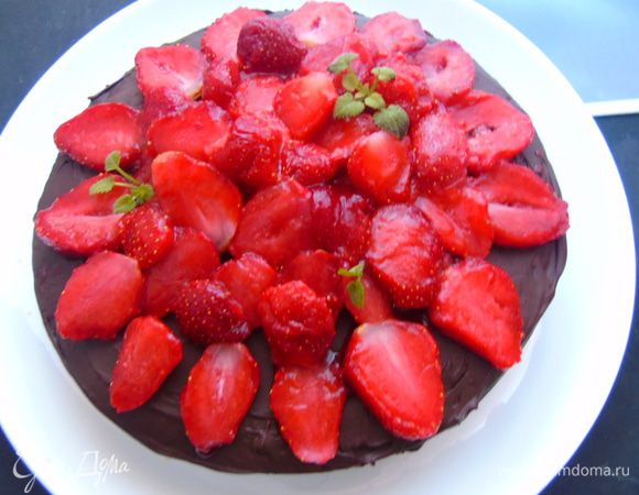 Порезала и выложила сверху торта. 