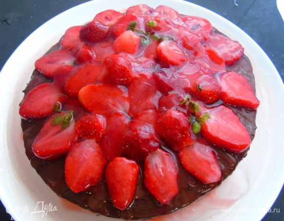 Покидала сверху мяты с подоконника и, так как замороженная клубника быстро теряет форму и вид, я залила сверху желе для торта.