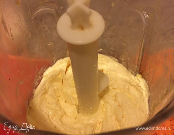 В фудпроцессоре взбить творог, яичные желтки, растопленное сливочное масло и апельсиновый сок.