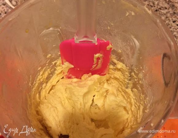 Затем добавить муку, сахар, соль, корицу и еще раз хорошо взбить.