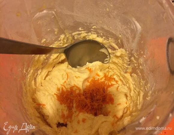 Добавить цедру и перемешать.