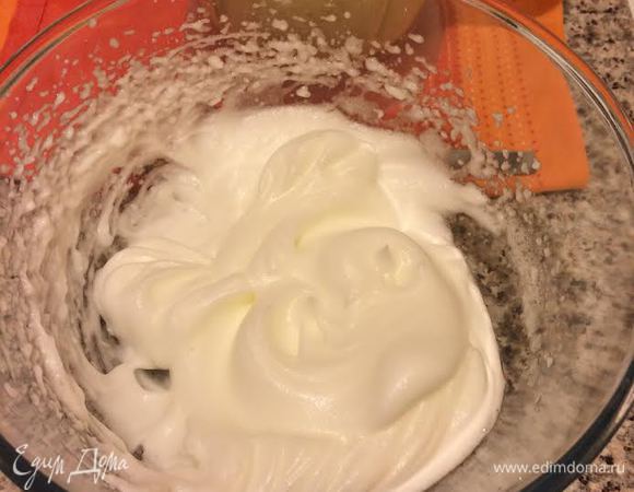 Белки взбить до мягких пиков.