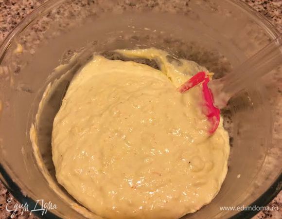 Смешать белковую массу с творожной.