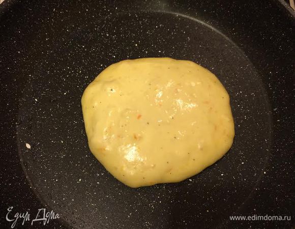 Сковороду хорошо разогреть, слегка смазать маслом.