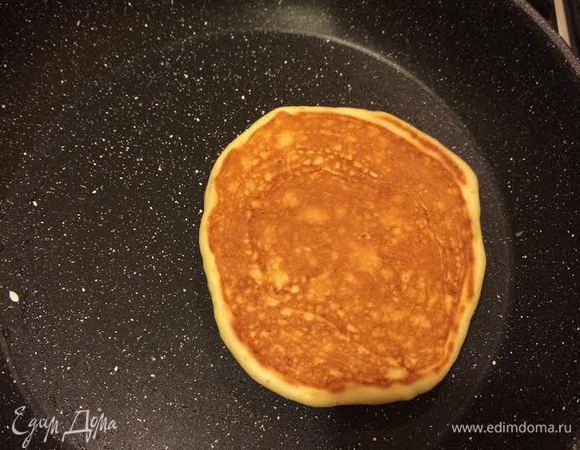 Жарить панкейки по 2 минуты с каждой стороны.