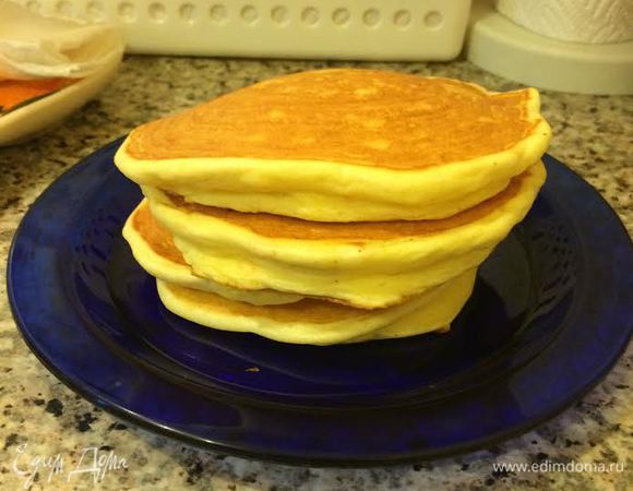 Сложить стопкой на теплую тарелку. У меня получается 5 штук.
