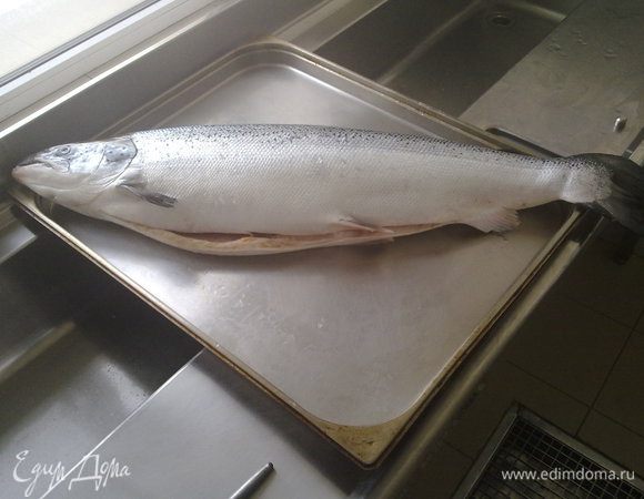 Разделываем рыбу на две большие половины филе. Не описываю подробно сам процесс, т.к. это делается очень просто.
