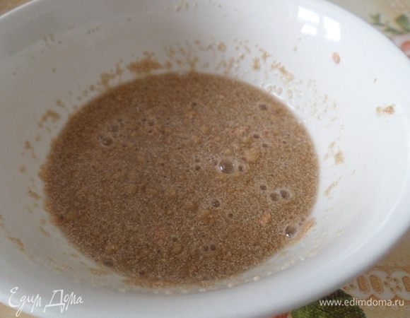 В чашку высыпаем дрожжи, добавляем 1 ст. л. сахара и 5 ст. л. теплой воды. Перемешиваем. Оставляем на 10 минут.
