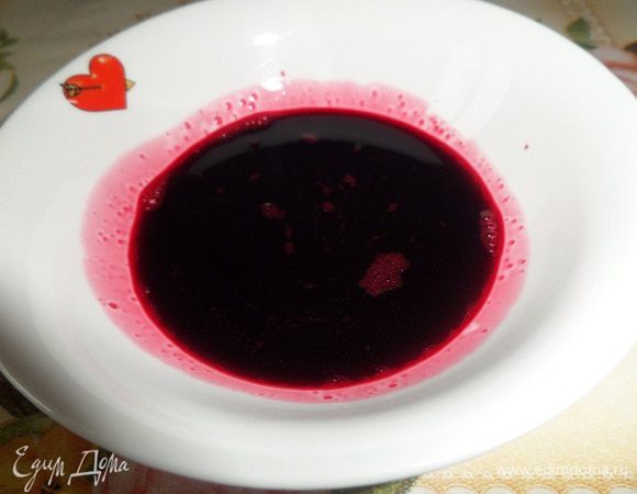 Сырую свеклу моем, чистим и трем на мелкой терке. С помощью марли и перчаток отжимаем сок. Нам потребуется 5 ст. л. свекольного сока.
