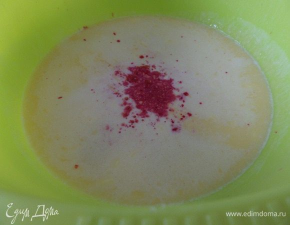 В чашку выливаем ряженку, добавляем соль, размягченный маргарин, желтки с сахаром, свекольный сок и дрожжевую смесь. Перемешиваем. 
