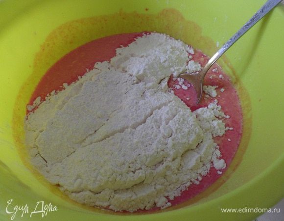 Добавляем просеянную муку.