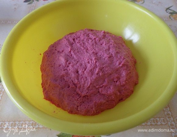 Замешиваем тесто. Накрываем чашку полотенцем. Ставим в теплое место на 1 час.

