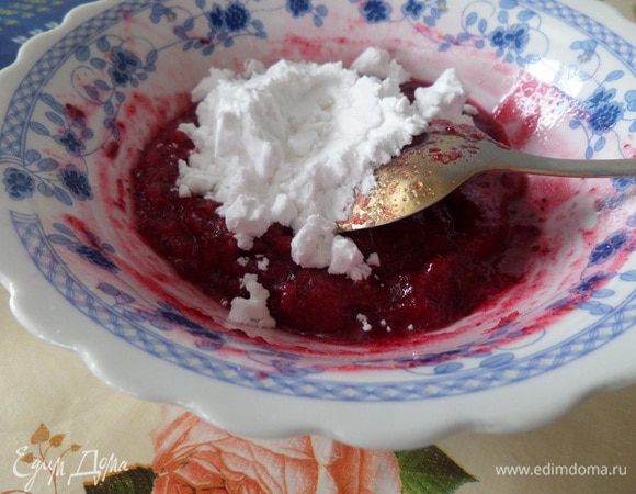  Добавляем крахмал. Перемешиваем.
