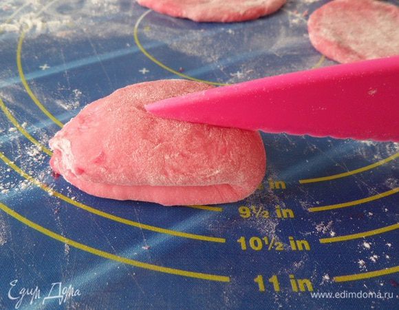 Складываем его пополам. Надрезаем ножом. 
