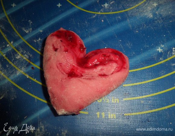  Раскрываем надрезанные части. Получается плюшка-сердце. 