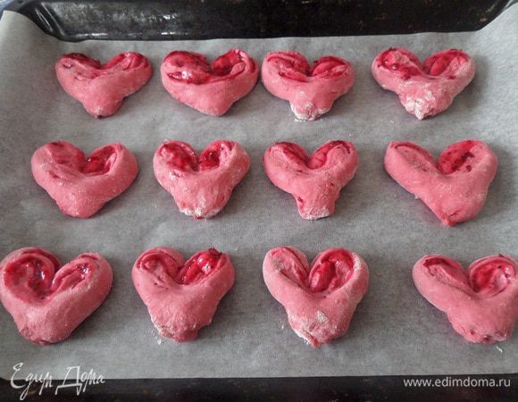 Выкладываем приготовленные плюшки на противень. Накрываем полотенцем. Оставляем на 20 — 30 минут.
