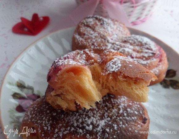 Смазываем свежезаваренным черным чаем. Немного остужаем. Присыпаем сахарной пудрой.
