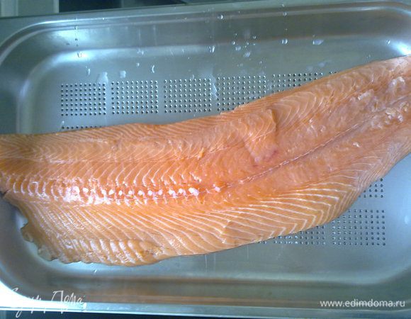 При помощи пинцета удаляем кости из филе.