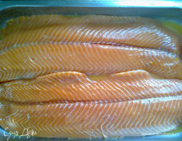 Выжать апельсиновый сок в соковыжималке и залить им наше филе. Оставить мариноваться на 30 минут.