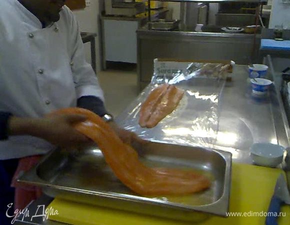 Подготавливаем пищевую пленку. Выкладываем филе одно на другое и начинаем очень аккуратно скручивать в рулет при помощи пленки.