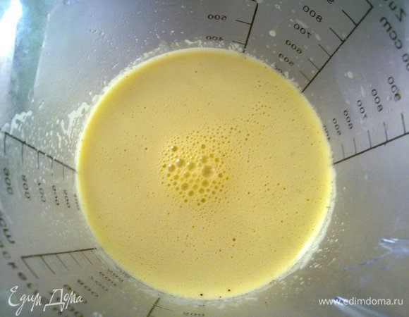 Для соуса взбиваем в блендере сок апельсина, лимона, оливковое масло и соль.