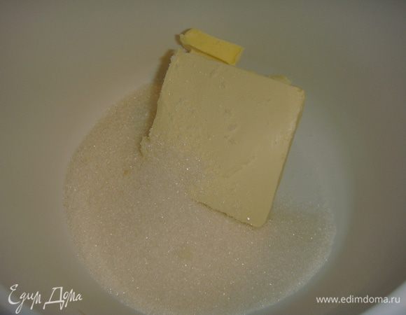 В чашу для взбивания положить сахар и масло комнатной температуры, взбить до однородного состояния.