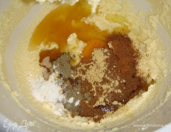 Добавить яйцо, мед, корицу, имбирь, черный перец, мускатный орех и соду. Все взбить миксером.