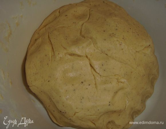 Тесто скатать в шар.