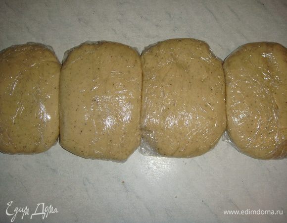 Разделить тесто на 4 части, обернуть каждую часть пищевой пленкой и убрать в холодильник хотя бы на 1 час, а лучше на ночь.