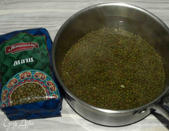 Залить горячей водой и варить на медленном огне, пока бобы не начнут развариваться. 