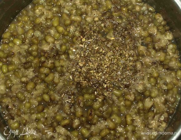Когда маш станет мягким, почти разваристым, добавить по одной щепотке соли, черного перца и орегано. Одну столовую ложку растительного масла. Проварить 5 минут.