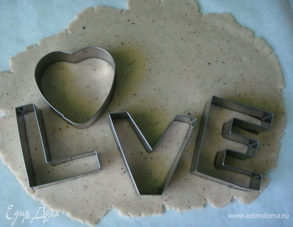 Тесто раскатать между двумя листами пергамента, толщиной 4 мм. Вырезать фигурки.