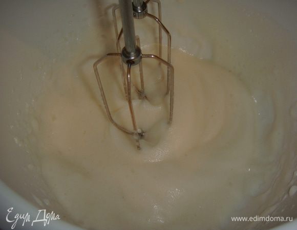 Пока печенье остывает, приготовим глазурь. Белок взбить с лимонным соком миксером, начиная с минимальной скорости и постепенно увеличивая.