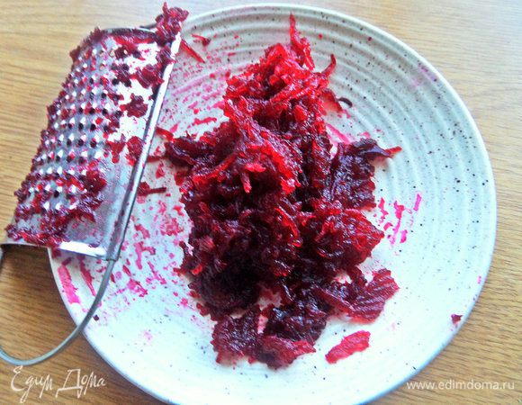 Свеклу отварить заранее и натереть мелко. Моя была размером с яблоко. Но можно и побольше взять, тогда печенье будет мягче.