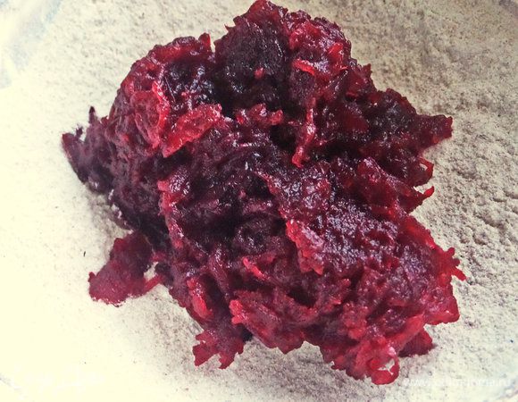 Смешать оба вида муки и переложить к ним свеклу.